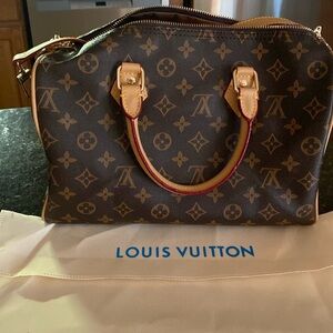 Women’s travel bag with shoulder strap..luxury tote handbag